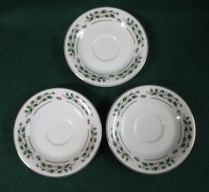 Share The Joy/Holly Holiday Juego de 3 platillos finos de China con adornos dorados - Japón - Imagen 1 de 3