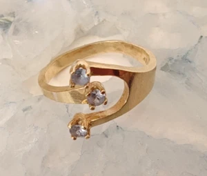 Anello vintage oro giallo 14 kt pietre preziose blu ghiaccio misura 6 timbrato e firmato - Foto 1 di 11