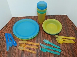 Vintage Kunststoff Picknick 25-teiliges Set Teller, Tassen, Schüssel, Silberbesteck mit Tragetasche  - Bild 1 von 6
