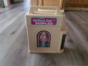 COLLECTIBLE 1981 KENNER GLAMOUR GALS SHOWPLACE CASE WITH 12 DOLLS - Picture 1 of 7