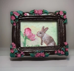 Miniatur Puppenhaus Hase Häschen Blume handbemalt Kunst und Rahmen Kinderzimmer - Bild 1 von 5