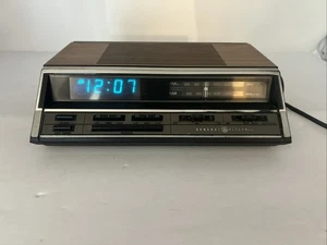 General Electric Vintage 7-4666A Radio Sveglia Digitale AM/FM Testata Funzionante - Foto 1 di 7