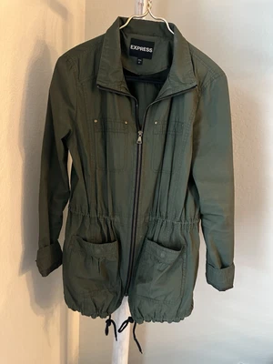Chaqueta Express Verde Ejército Estilo Militar Cremallera Bolsillos Cordón Cintura y Dobladillo Pequeña Foto 1 de 4