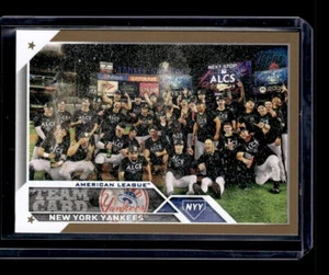 2023 Topps Series 2 #516 New York Yankees Gold / 2023 New York Yankees - Foto 1 di 2