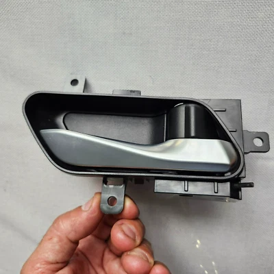 Nissan Rogue 2021-2023 interior del pasajero trasero derecho manija interior de la puerta OEM* Foto 1 de 4