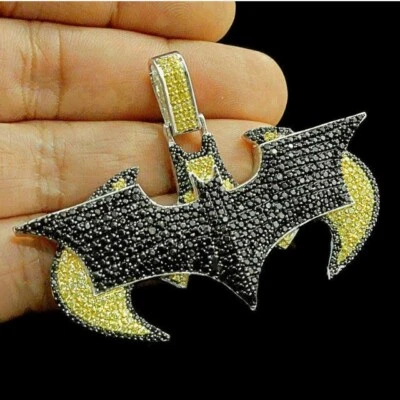 Colgante de Batman de diamantes redondo de 2 quilates enchapado en oro blanco de 14 k con diamantes creados en laboratorio Foto 1 de 2