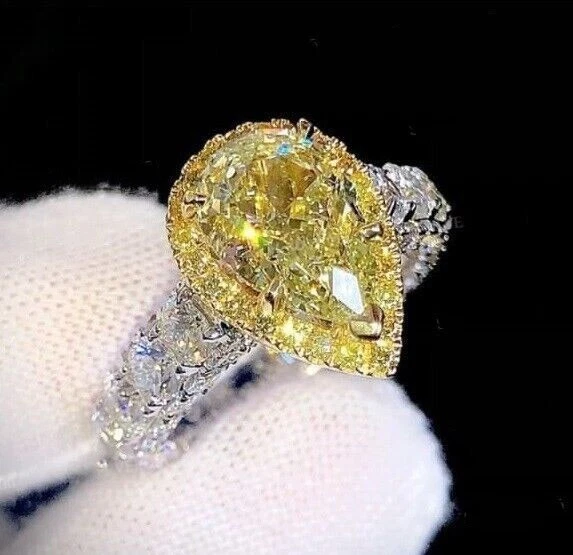 Anillo de compromiso de diamantes canarios creado en laboratorio con pera de 2 quilates acabado en oro blanco de 14 quilates Foto 1 de 3