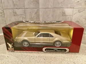 Oldsmobile Toronado 1966 edición Deluxe 1/18 Road Signature dorado nuevo en caja leer - Imagen 1 de 11