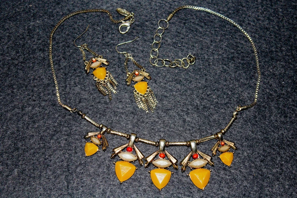 ..ANN TAYLOR..Collar y pendientes perforados Foto 1 de 3