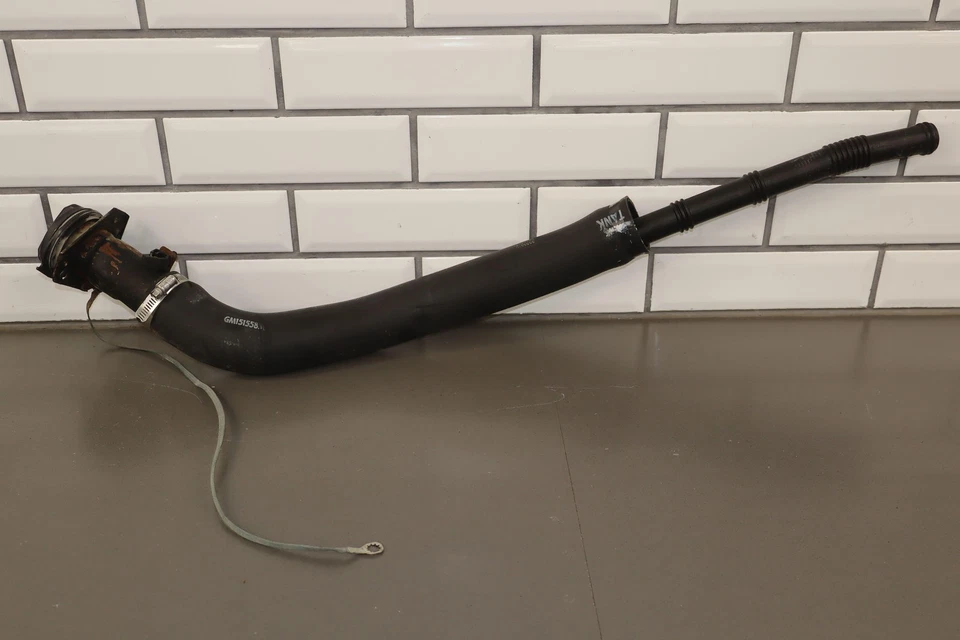 01-04 Chevy Silverado 2500HD Duramax Diesel Cuello de llenado de combustible OEM Southern Foto 1 de 4