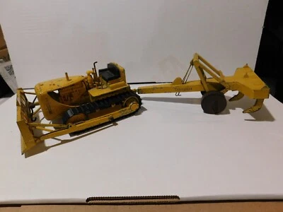 Ruehl Caterpillar Cat D-6 and tow behind 3-blade Ripper 1:24 Scale rare - Image 1 of 4
