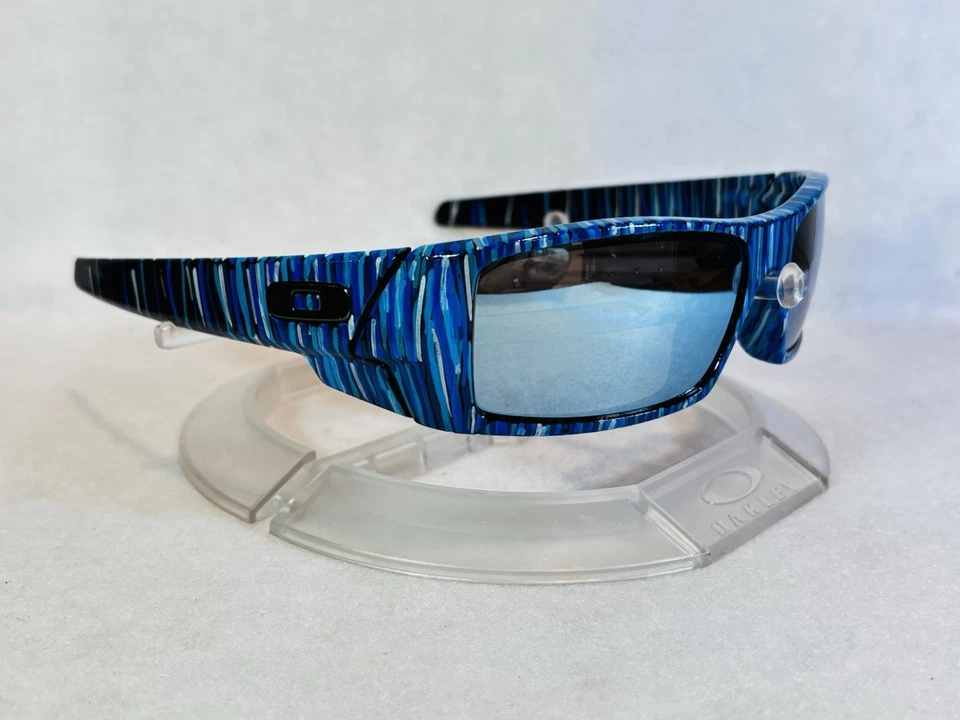 Óculos de sol Oakley Gascan personalizado listra azul com lentes espelhadas pretas cromadas - Imagem 1 de 4