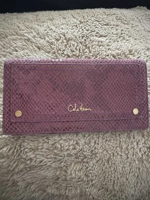 Cartera plegable de cuero fucsia para mujer Cole Haan de piel de serpiente Foto 1 de 4