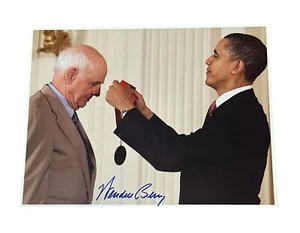 Wendell Berry Autograph Photo of Presidential Medal w/ Obama! Signed In-Person! - Picture 1 of 1