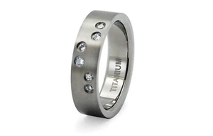 Anillo banda de titanio de 8 mm para hombre 6 circonitas piedras cepilladas ajuste cómodo - Imagen 1 de 2