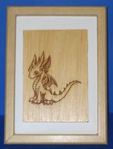Dragón joven grabado en chapa de madera en marco de encimera único en su tipo - Imagen 1 de 4