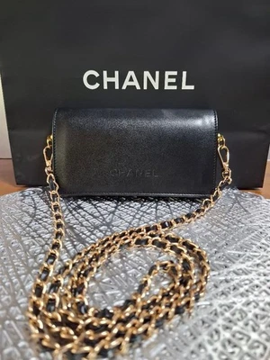 Estuche para gafas de sol de cuero acolchado negro Chanel con cadena dorada - Accesorio raro Foto 1 de 4