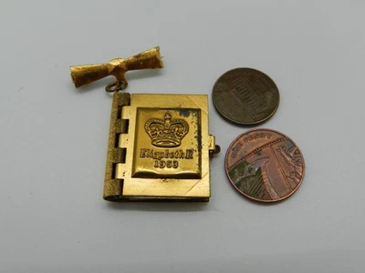A VINTAGE 1953 QUEEN ELIZABETH II ROYAL CORONATION MINIATURE PHOTO ALBUM BROOCH. - Image 1 of 4