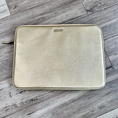 Funda acolchada de cuero genuino para computadora portátil Kate Spade New York dorada 13" Foto 1 de 4