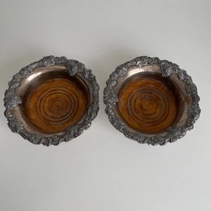 Par de posavasos vintage de plata y madera con borde de vid marcado - Imagen 1 de 16