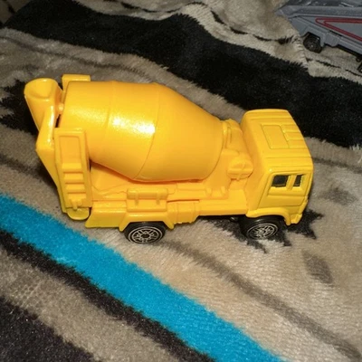 Maisto CEMENT MIXER Ready-Mix Concrete Mover, Yellow Construction Barrel Truck - Image 1 of 4