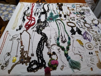 Lotto 24. 75 Pezzi Bijotteria Collane Bracciali Orecchini Anelli In Buone... - Immagine 1 di 4