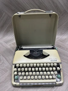 Olympia Splendid 66 Portable Typewriter 1960's - Working Vintage Needs New Ink - Foto 1 di 10