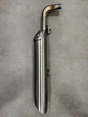 Silenciador mano izquierda Triumph Bonneville Bobber 2017-2022 parte # T2202293 Foto 1 de 4