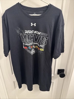 NUEVO CON ETIQUETAS Under Armour Hombres’s College Serie Mundial 2025 Hombres’s XL Camisa de Béisbol Negra Foto 1 de 4