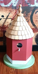 Casetta per uccellini esagonale in legno decorativa artigianale con tetto in tegole - Foto 1 di 9