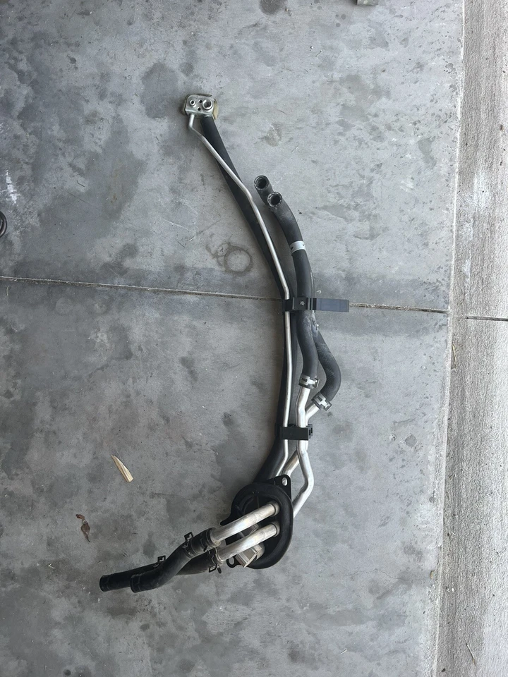 Manguera de succión aire acondicionado trasero Toyota Sienna 3,5 L OEM 2017-20 Foto 1 de 1