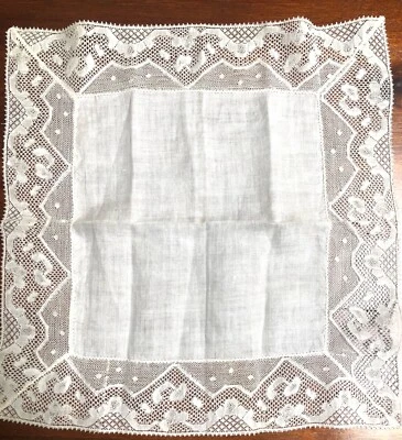 Pañuelo de novia vintage Valenciennes con bordes de encaje blanco sobre blanco Foto 1 de 4