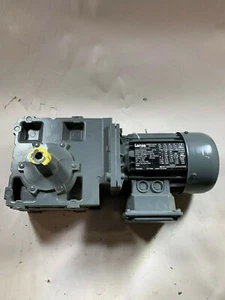 Lenze Stirnrad Schneckengetriebemotor Typ: GSS04-2MVAR063C32 ID-Nr: 15177694  - Bild 1 von 3