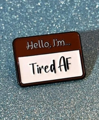 Pin esmaltado Hello, I’m Tired AF - Divertida insignia de estado de ánimo de agotamiento identificable Foto 1 de 4