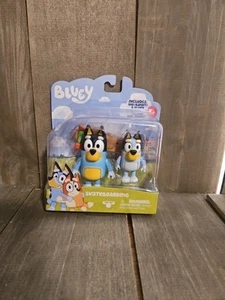 NEW! Bluey - SKATEBOARDING: Bluey & DAD (BANDIT) Figures 2.5" Rare - Bild 1 von 1