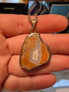 Natural Agate Stone Pendant Necklace in Beautiful Metal Setting and 25" Chain - Picture 1 of 5