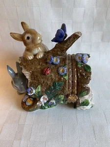 CWC Keramik Hase Kaninchen Baumstamm aufklappbare Schmuckschatulle Schmetterling Marienkäfer EUC - Bild 1 von 6