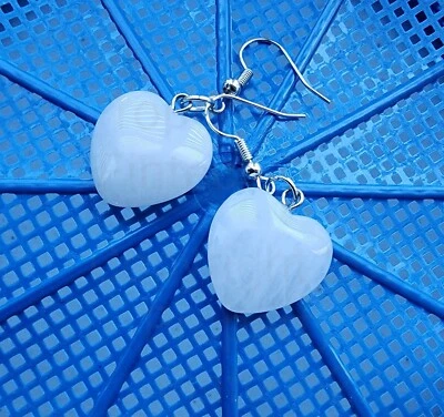 Pendientes colgantes de corazón de piedras preciosas blancas hechos a mano - Color en la foto  Foto 1 de 2