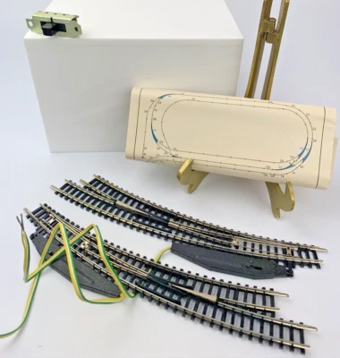 Minitrix 4944 N Curved Electric Switch Turnout Set (pair) Bogenweiche R3/R4 NOS - Image 1 of 4