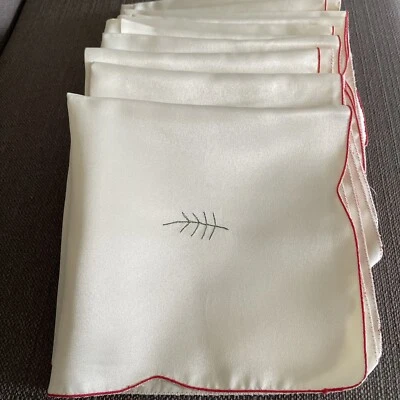 Juego de 12 servilletas de cena satén de 16”x16” marfil rojo borde rama verde bordado Foto 1 de 4