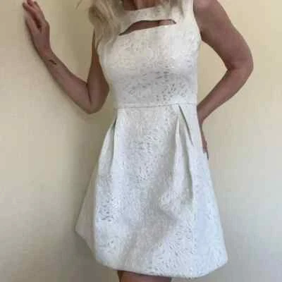 FRENCHI 5 码 FORMAL 白色压纹银色 COCKTAIL 婚礼礼服 精美 — 第 1/4 张图片