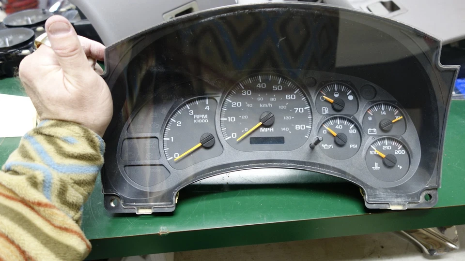 GM 2004 Instrument Cluster 15174279 - Image 1 of 4