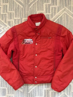 De Colección Roffe Rojo Retro Ski Lodge Cremallera Chaqueta a Presión LO ÚLTIMO Corazón de Texas Esquiadores Pequeña Foto 1 de 4