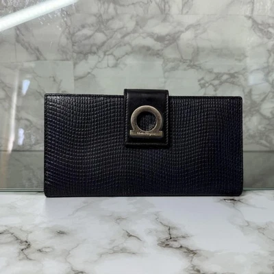 Cartera Larga Salvatore Ferragamo Gancini Cuero Repujado Azul Marino Usada Foto 1 de 4