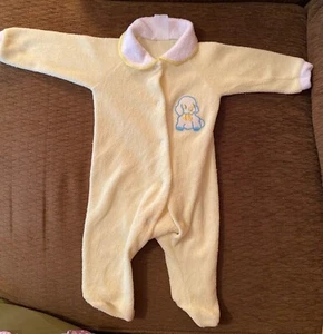 Vintage gelb Hund Hündchen Fleece Druckknopf Fuß Schlafanzug Strampler 0-3 Monate alt - Bild 1 von 4