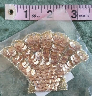 3.5" Lentejuelas Oro Abanico Shell Vintage Apliques Coser en FW Woolworths (44) Foto 1 de 3