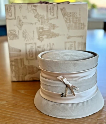 De colección. Sombrero PILLBOX de terciopelo beige con caja original MACY'S sombrero pañuelo recibo de venta 6" Foto 1 de 4