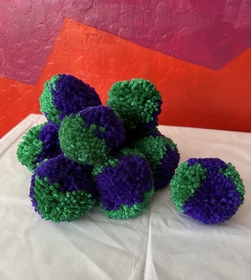 11 pompones de hilo hechos a mano púrpura y verde corte medio proyectos de artesanía Foto 1 de 3
