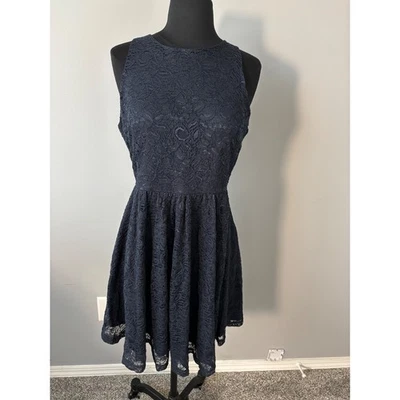 Mini vestido de festa sem mangas Soprano renda azul marinho fit and flare coquetel - Imagem 1 de 4