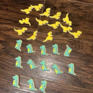 Lot de 26 breloques de chaussures croco dinosaure jaune et vert assorties, neuves, faveur de fête - Photo 1 sur 3